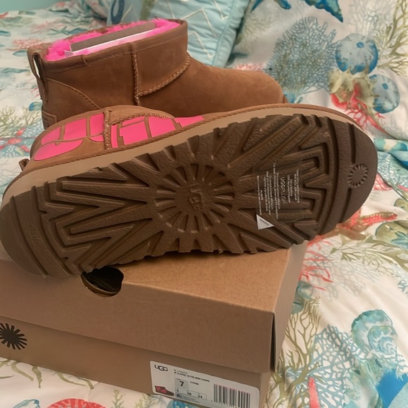 UGG ultra mini boots size 7. Brand new in box. These are true to size - Picture 3 of 4